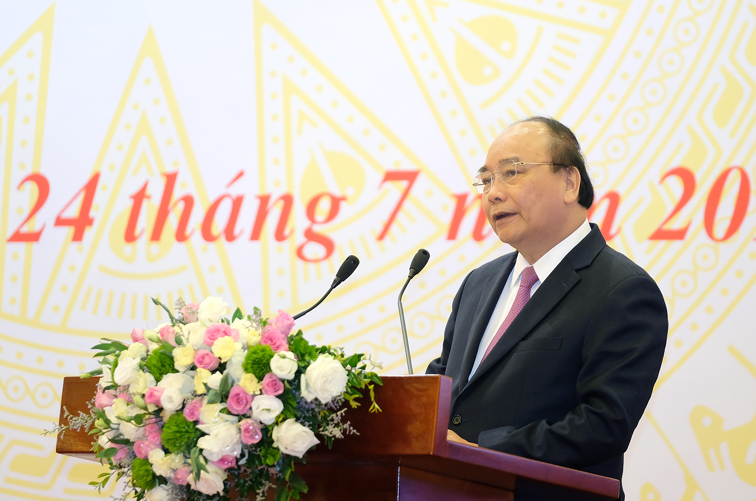 Thủ tướng: Không 'ôm giữ' những điều kiện không cần thiết
