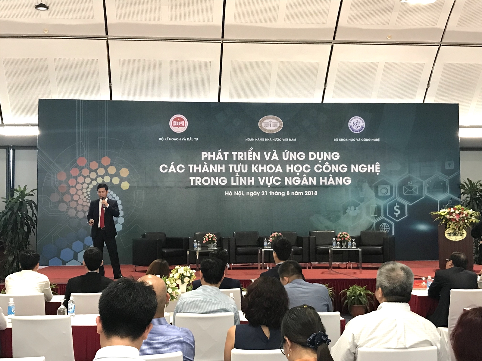 Các ngân hàng Việt Nam bắt đầu quá trình chuyển đổi số 